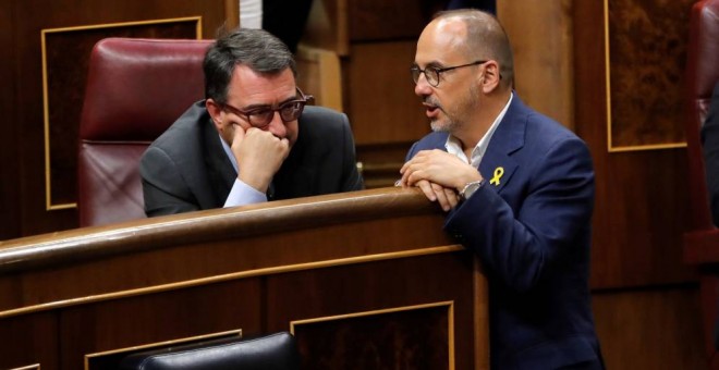 El diputado de PNV, Aitor Esteban, con el de PDECat, Carles Campuzano, en el Hemiciclo del Congreso de los Diputados. EFE