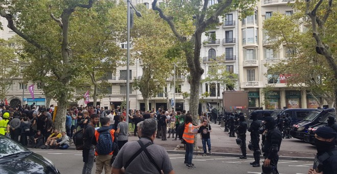 Cordó de seguretat de Mossos d'Esquadra entre la manifestació antifeixista i la manifestació espanyolista a Jardinets de Gràcia de Barcelona. Cèlia Muns