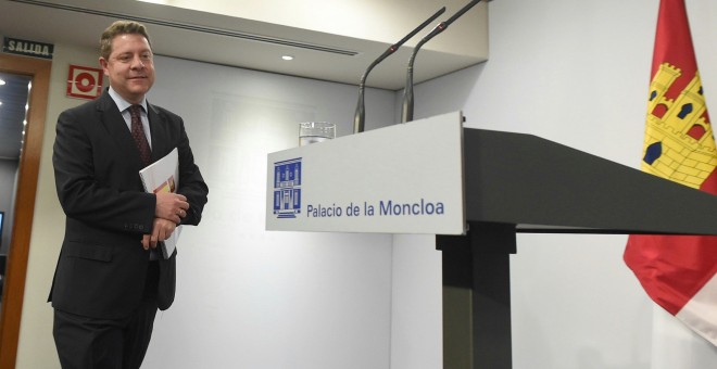 El presidente de Castilla-La Mancha, Emiliano García-Page, momentos antes de la rueda de prensa que ofrece tras la reunión que ha mantenido con el presidente del Gobierno, Pedro Sánchez, en el Palacio de la Moncloa, en Madrid. EFE/ Fernando Villar