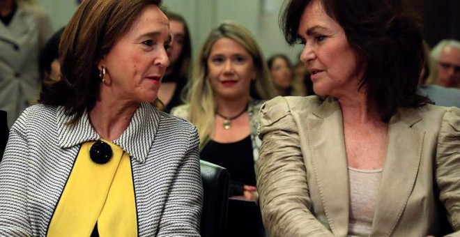 La vicepresidenta del Gobierno, Carmen Calvo, a la derecha, junto a la directora de la Biblioteca Nacional de España (BNE), Ana Santos. (FERNANDO ALVARADO | EFE)