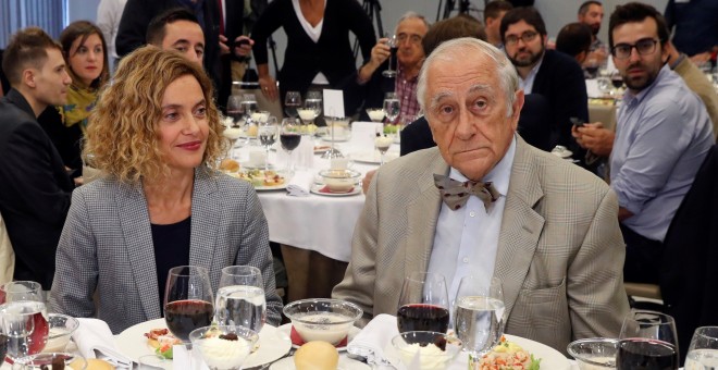 La ministra de Administraciones Territoriales Meritxell Batet, y el director del Club Siglo XXI, Inocencio Arias, antes de comenzar su almuerzo coloquio en Madrid. EFE/J.J. Guillén