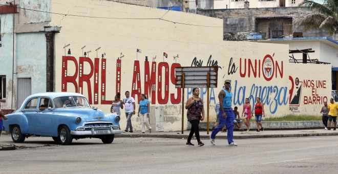 Varias personas caminan por una calle en Centro Habana, en La Habana, (Cuba). EFE/Ernesto Mastrascusa