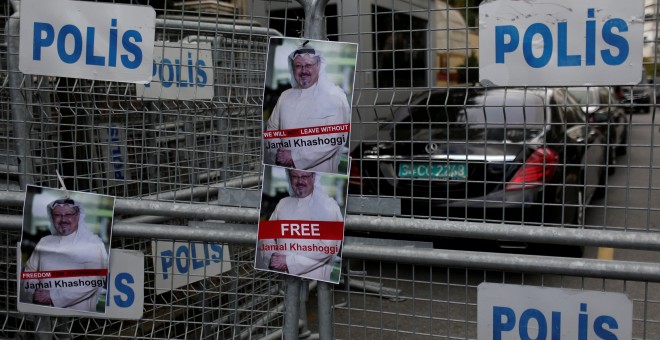 Fotos del periodista saudita Khashoggi se ubican en barreras de seguridad durante una protesta frente al Consulado Saudí en Estambul, el 8 de octubre de 2018. REUTERS