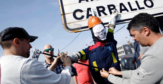 Trabajadores de la fábrica de Alcoa en A Coruña concentrados a las puertas de la factoría, donde han prendido fuego a una barricada de neumáticos, en protesta y en lucha contra el cierre de la aluminera, que supondría el despido colectivo. EFE/Cabalar