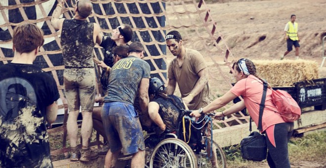 L'equip i la Lucia deliberen com sortejar un obstacle de la Spartan Race amb la cadira de rodes. Karolina Genes