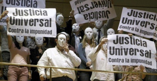 Varias personas protestas contra la reformar de la ley de jurisdicción universal en el Congreso de los Diputados-. NUEVA TRIBUNA