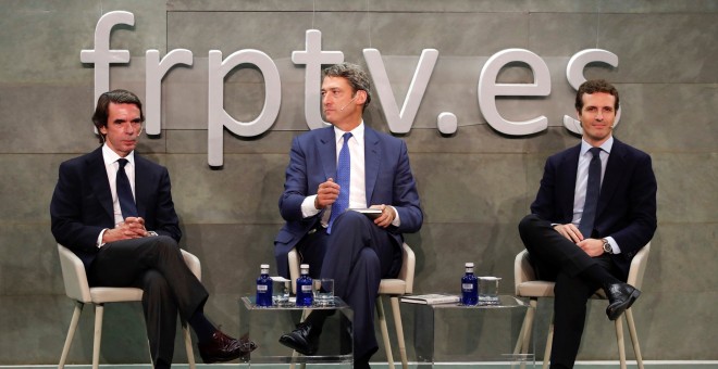 El expresidente del Gobierno José María Aznar, junto al director de la fundación Rafael del Pino, Vicente J. Montes Gan, y el presidente del PP, Pablo Casado, durante la presentación de su libro 'El futuro es hoy', en Madrid. EFE/Javier Lopez