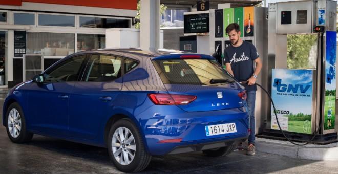 Un vehículo de gas natural comprimido en una estación de suministro de gas. SEAT