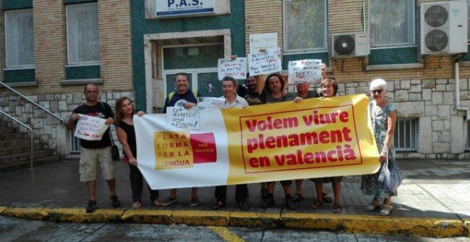 Concentración en el centro de salud de la Plataforma per la Llengua País Valencià