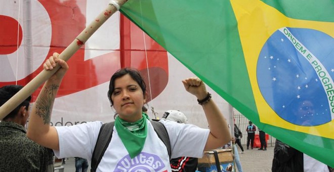 Yasmin Fernanda de Lima Holanda, brasileña, militante de Juntas y a la Izquierda y estudiante de medicina en la Universidad de Buenos Aires (UBA), participa en una manifestación convocada por la organización política Movimiento Socialista de los Trabajado