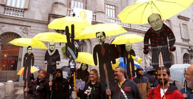 Participantes en una movilización convocada por los Comités de Defensa de la República (CDR) en la plaza Sant Jaume de Barcelona, en el primer aniversario de la declaración unilateral de independencia aprobada por el Parlament, para exigir al Govern que h