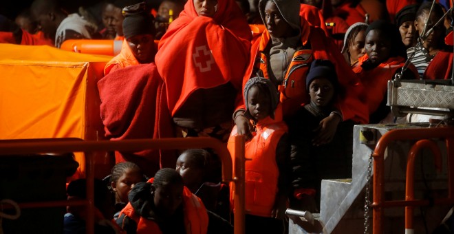 Un grupo de migrantes rescatados de pateras por Salvamento Marítimo, a bordo del barco de rescate en el puerto de Málaga.- REUTERS/JON NAZCA