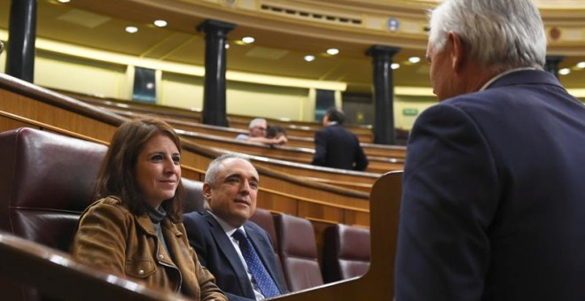 30/10/2018.- La portavoz del PSOE en el Congreso, Adriana Lastra y el diputado de su formación Rafael Simancas, durante el pleno del Congreso de los Diputados, esta tarde en Madrid. EFE/ Fernando Villar