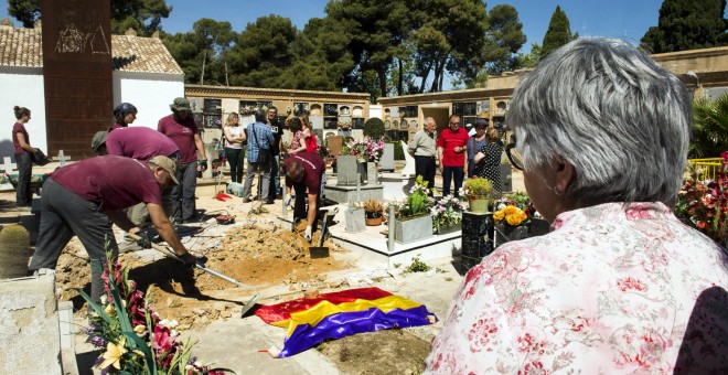 APERTURA FOSA 112 CEMENTERIO PATERNA. Foto Diputació Valencia