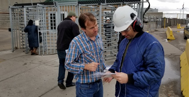 El candidato al Congreso del Partido Demócrata, Alan LaPolice, habla con los trabajadores durante un cambio de turno en una planta empacadora de carne sobre el traslado de los lugares de votación, en Dodge City, Kansas. REUTERS / John Whitesides