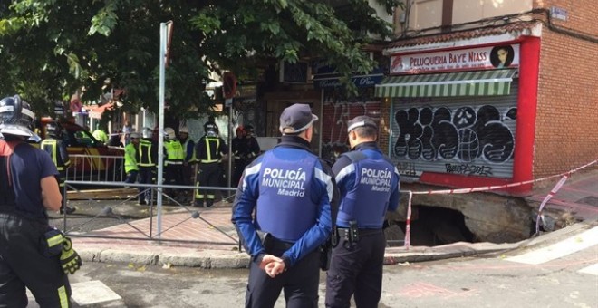 El socavón que se produjo el pasado viernes junto a un edificio del barrio de La Elipa. / EMERGENCIAS MADRID