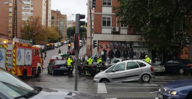 Socavón en el barrio de La Elipa, en Madrid, supuestamente que podría haber sido causado por una fuga de aguas del Canal de Isabel II. / @IUMadridCiudad