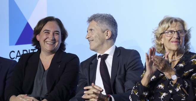 El ministro del Interior, Fernando Grande-Marlaska, entre las alcaldesas de Madrid y Barcelona, Ada Colau y Manuela Carmena, en la inauguración del II Foro Mundial sobre las Violencias Urbanas. EFE/Kiko Huesca