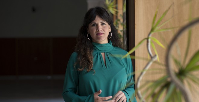 Teresa Rodríguez, en el Parlamento de Andalucía. Retrato de Laura León