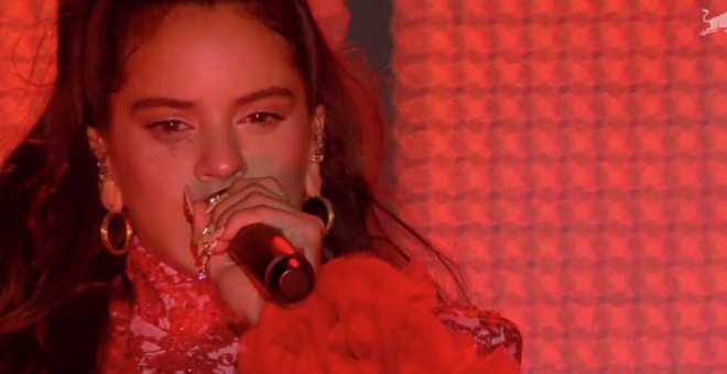 La cantant Rosalia durant el concert a la plaça de Colón de Madrid. @rosaliavt