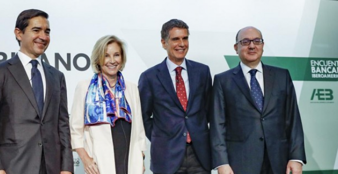 El president de la patronal ed la banca AEB, José María Roldán (der), amb els consellers delegats del Banc Sabadell, Jaume Guardiola, Bakinter, María Dolores Dancausa, i de BBVA, Carlos Torres. EFE/Emilio Naranjo