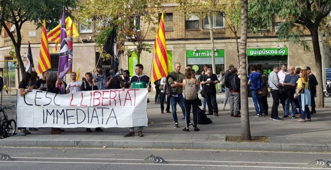 Concentració de suport davant la comissaria de la Verneda per la detenció de dos joves investigades per presumptes agressions contra manifestants del sindicat Jusapol durant la manifestació del 29 de setembre. @AlertaSolidaria