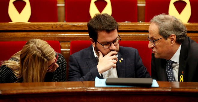 El presidente de la Generalitat, Quim Torra, conversa con su vicepresidente, Pere Aragones (c), y su portavoz, Elsa Artadi (i), en el Parlament. EFE/Alberto Estévez