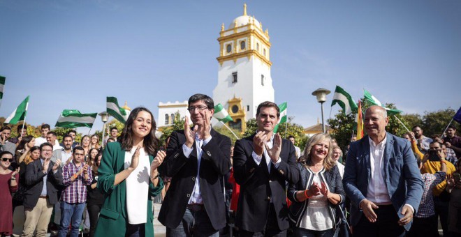 Juan Marín, junto a Inés Arrimadas y Albert Rivera, y otros dirigentes de Ciudadanos, esta mañana en Sevilla.