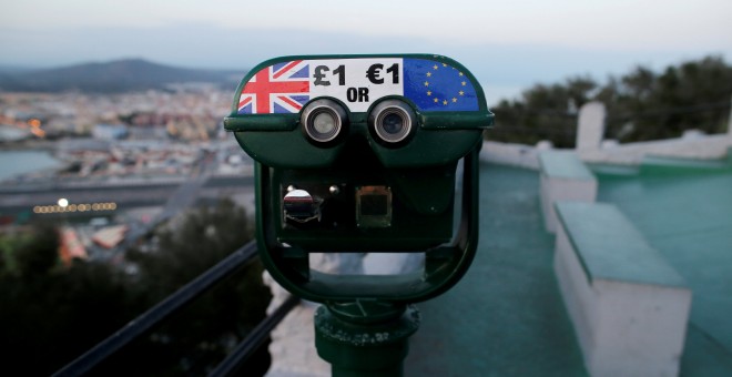 Unos primáticos turísticos en el Peñón de Gibraltar, que ofrecen a los usuarios la posibilidad de pagar en libras o euros. REUTERS