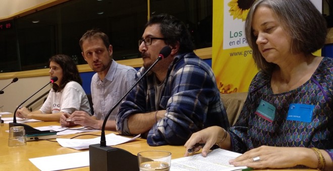 El eurodiputado de Equo, Florent Marcellesi, con los portavoces de la plataforma Stop Ganadería Industrial y de grupos locales.