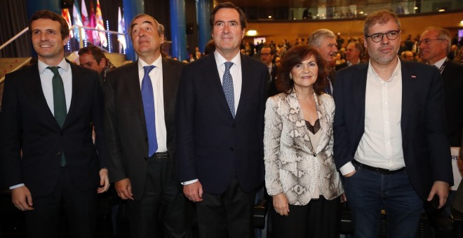 El presidente del Partido Popular, Pablo Casado, el expresidente de la CEOE Juan José Rosell, el nuevo presidente de la patronal Antonio Garamendi, la vicepresidenta del gobierno Carmen Calvo y el secretario general de CCOO Unai Sordo, tras la Asamblea Ge