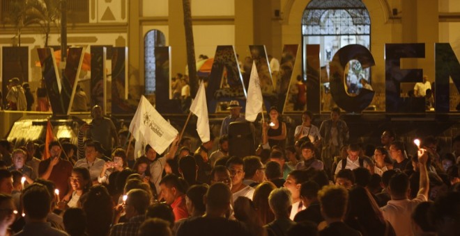 Velatón en contra de los asesinatos de líderes y lideresas sociales en la ciudad colombiana de Villavicencio ./Marta Saiz.