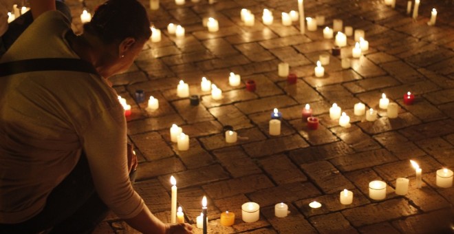 Velatón en contra de los asesinatos de líderes y lideresas sociales en la ciudad colombiana de Villavicencio ./Marta Saiz.