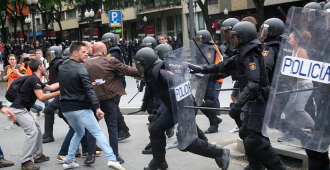 Cargas policiales durante el 1-O. EFE