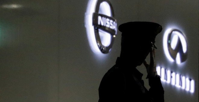 Un guardia de seguridad en la entrada de la sede de Nissan  en Yokohama. REUTERS/Toru Hanai