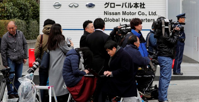 Periodistas concentrados en la entrada de la sede de Nissan Motor en Yokohama. REUTERS/Toru Hanai