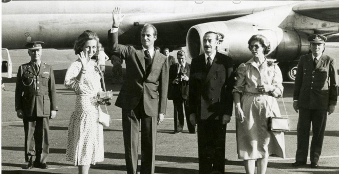 Los reyes posan con Videla.