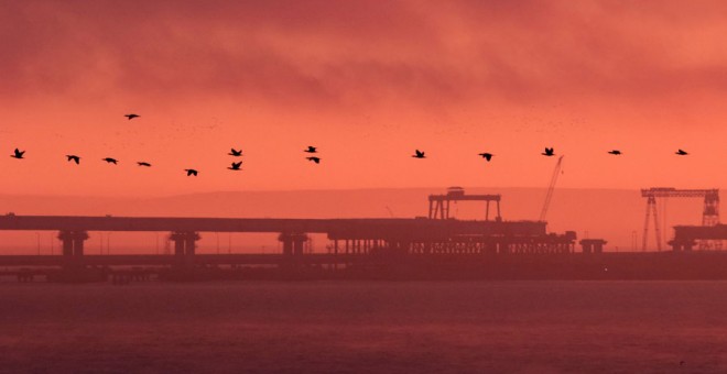 Un puente en el estrecho de Kerch, este lunes. REUTERS/Pavel Rebrov