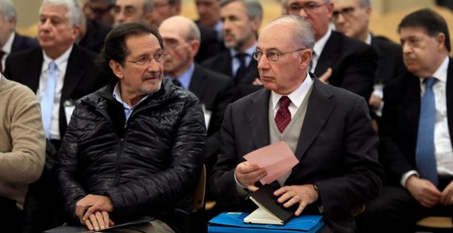 El expresidente de Bankia Rodrigo Rato (d) junto al exconsejero de Caja Madrid José Antonio Moral Santín (i), durante la primera sesión del juicio por la salida a Bolsa de la entidad en 2011 que se celebra en la Audiencia Nacional de San Fernando de Henar