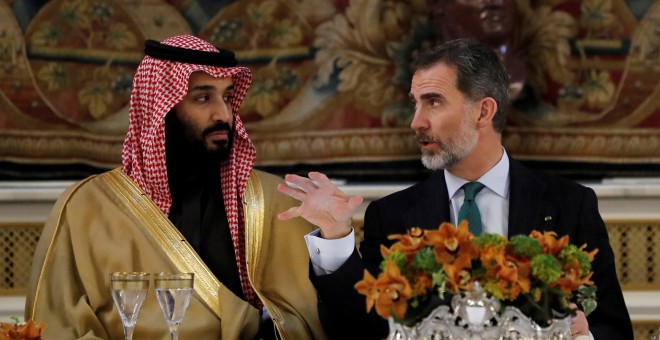 El rey Felipe VI con el príncipe heredero de Arabia Saudí Mohamed bin Salman, en la cena de gala con motivo de su visitra a España en abril de 2018. REUTERS/ Pool/Juan Carlos Hidalgo