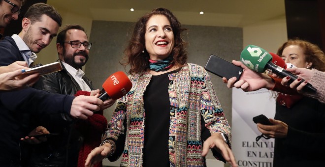 La ministra de Hacienda, Maria Jesús Montero, contesta a las preguntas de los periodistas tras un acto organizado por la SEPI con motivo de la celebración del 40 aniversario de la Constitución Española. EFE/Javier Lizón