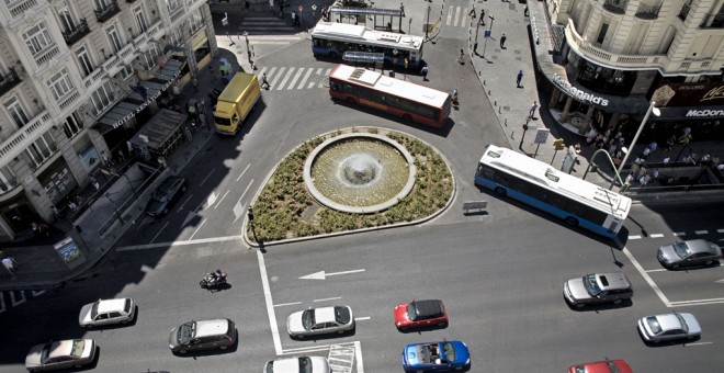 La Red de San Luis (la plazoleta que enlaza la calle Montera con la Gran Vía) cuando todavía circulaban vehículos por ella.