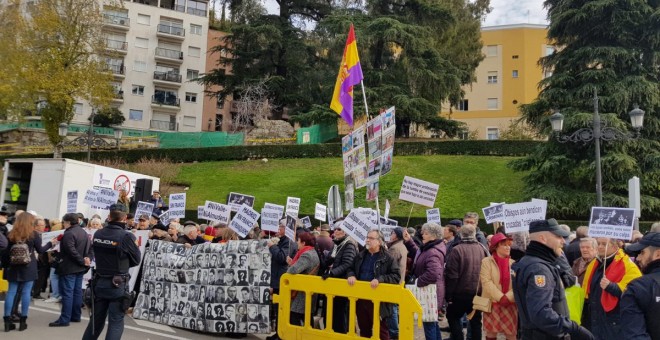 Manifestantes durante la marcha. Twitter