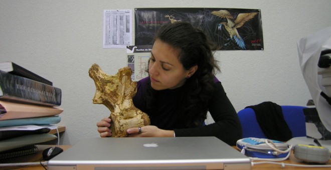 Verónica Díez Díaz observando una vértebra dorsal del saurópodo cretácico ibérico Lirainosaurus en la Universidad del País Vasco. / UPV/EHU