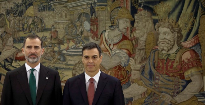 Pedro Sánchez con el rey Felipe VI el día de su toma de posesión como presidente del Gobierno, en el Palacio de la Zarzuela. REUTERS/Pool/Emilio Naranjo