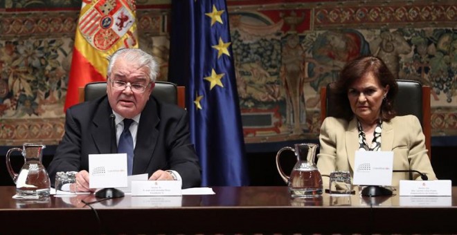 La vicepresidenta del Gobierno, Carmen Calvo, junto al presidente del Tribunal Constitucional, Juan José González Rivas. /EFE