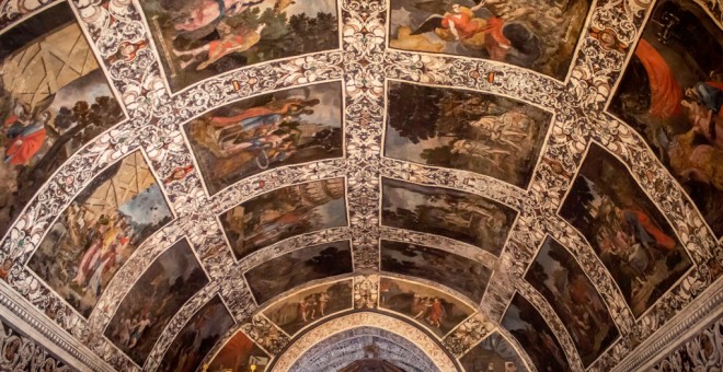 La ermita de la Virgen del Ara, por la que cada año pasan más de 20.000 personas, recibe el sobrenombre de 'Capilla Sixtina' de Extremadura por la espectacularidad de los frescos del s.XVII que decoran su interior. EFE/Juan Antonio Ruiz