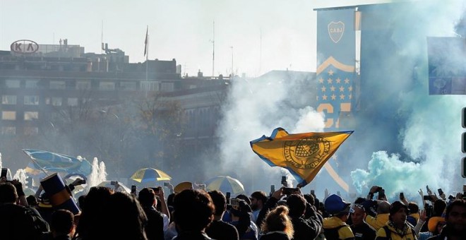 GRAF4068. MADRID, 09/12/2018.- Aficionados del Boca Juniors en la Zona de seguidores habilitada junto a la Plaza de los Sagrados Corazones de Madrid. La ciudad de Madrid despierta este domingo pendiente de un River-Boca, una final de la Copa Libertadores