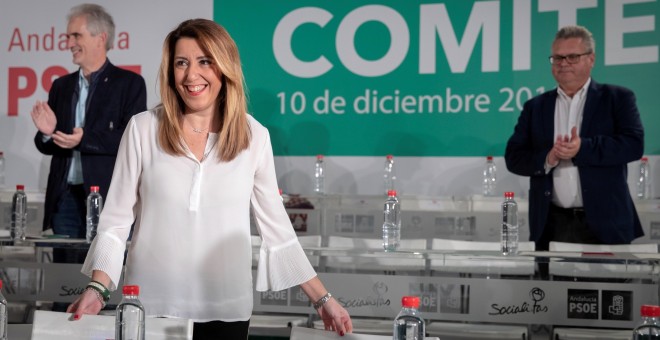 La secretaria general del PSOE-A y presidenta andaluza en funciones, Susana Díaz, recibe los aplausos de los miembros del Comité Director del partido, el máximo órgano entre Congresos. EFE/Julio Muñoz