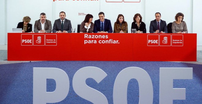 El presidente del Gobierno y secretario general del PSOE, Pedro Sánchez (c), la presidenta del partido Cristina Narbona (4i), y la portavoz en el Congreso Adriana Lastra (4d), durante la última reunión de la ejecutiva federal socialista. EFE/Emilio Naranj